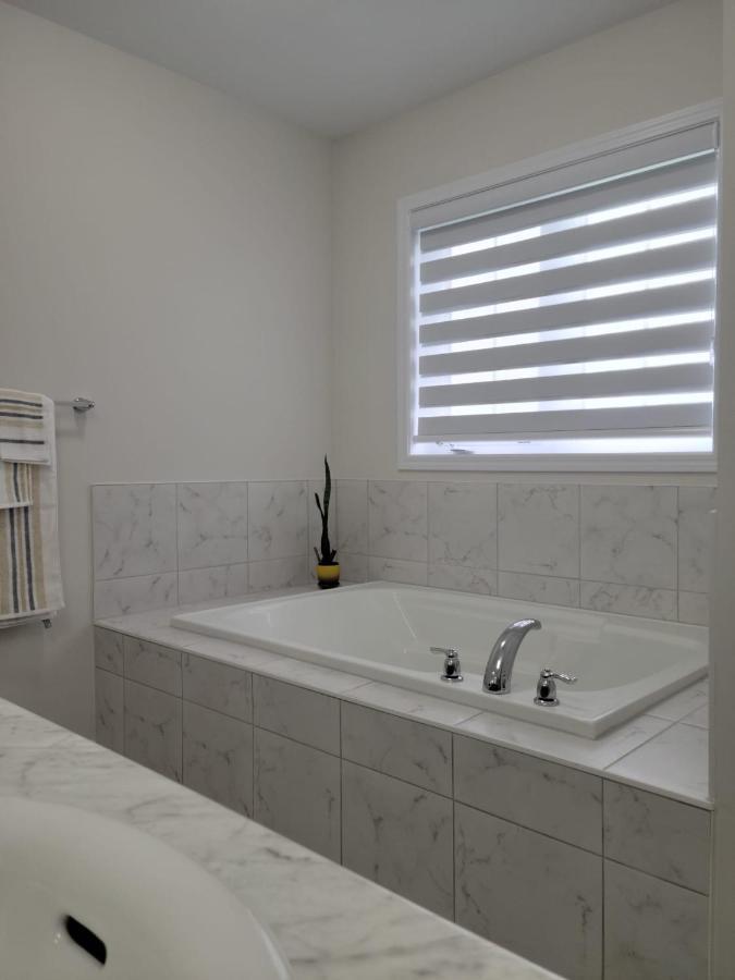 Niagara- Beautiful Cozy Sunfilled Big Complete House Minutes Drive From Falls Βίλα Thorold Εξωτερικό φωτογραφία